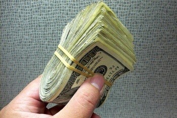 Курс основных валют вырос на последних торгах года